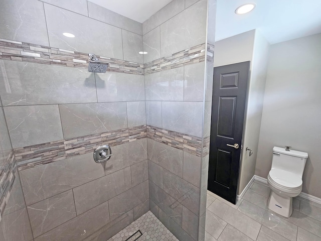 full bathroom featuring baseboards, recessed lighting, a tile shower, and toilet