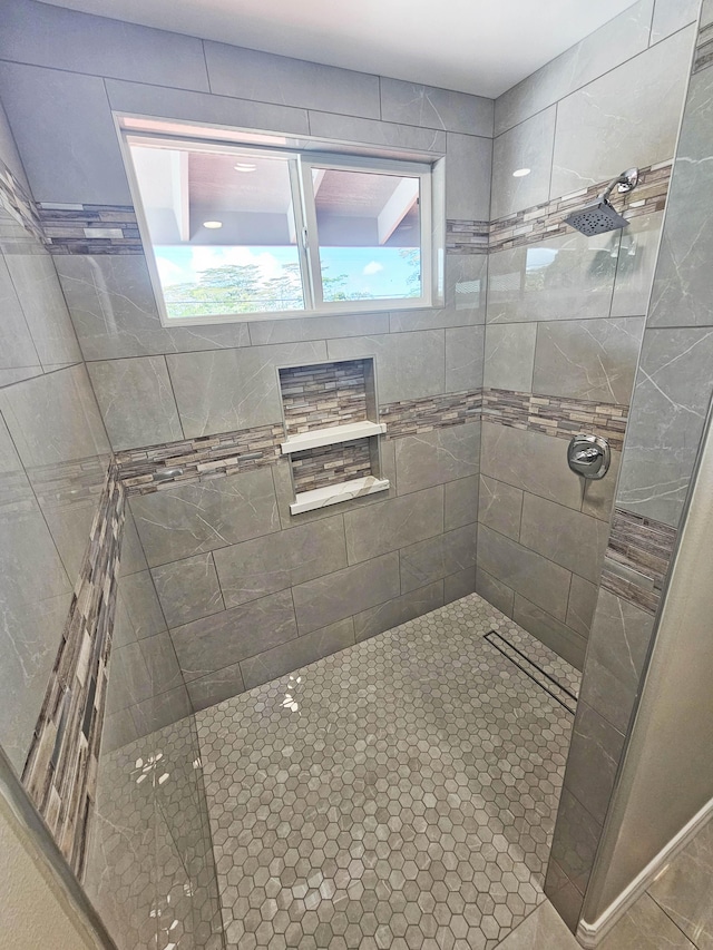 bathroom featuring a tile shower