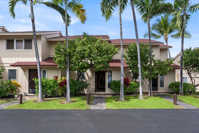 view of front facade with a front yard