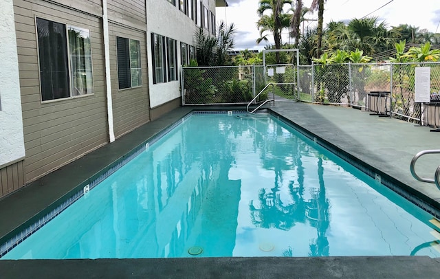 view of swimming pool