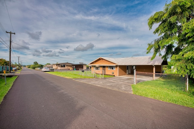 view of front of property featuring a front lawn