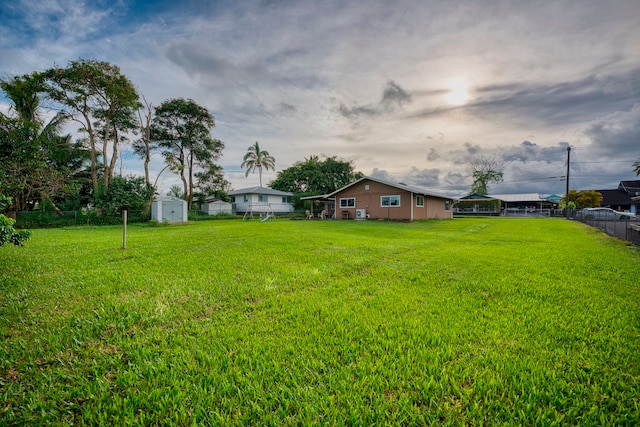 view of yard featuring a storage shed