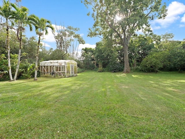 view of yard with an outbuilding