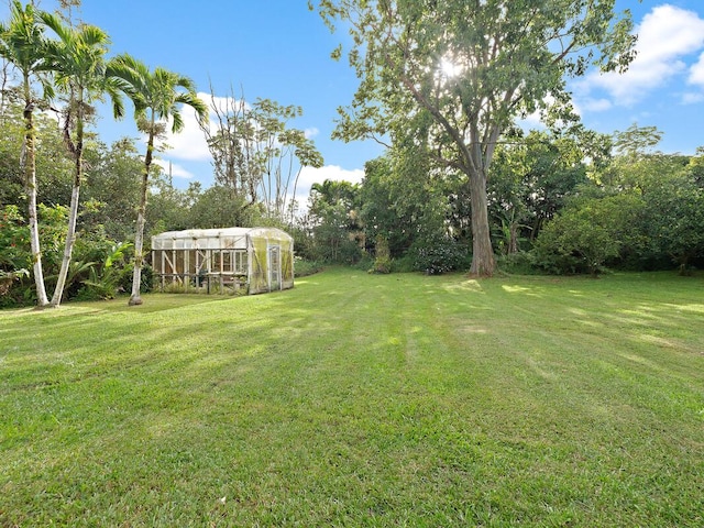 view of yard featuring an outdoor structure