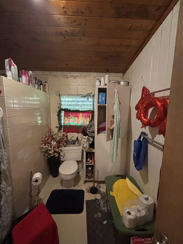 16-1248 Uhini Ana Rd, Mountain View, HI 96771 - full bath with vaulted ceiling, toilet, wooden ceiling, and a stall shower