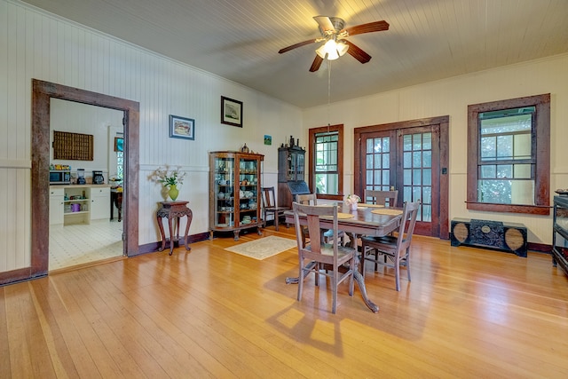 dining space featuring crown molding, light hardwood / wood-style floors, and ceiling fan