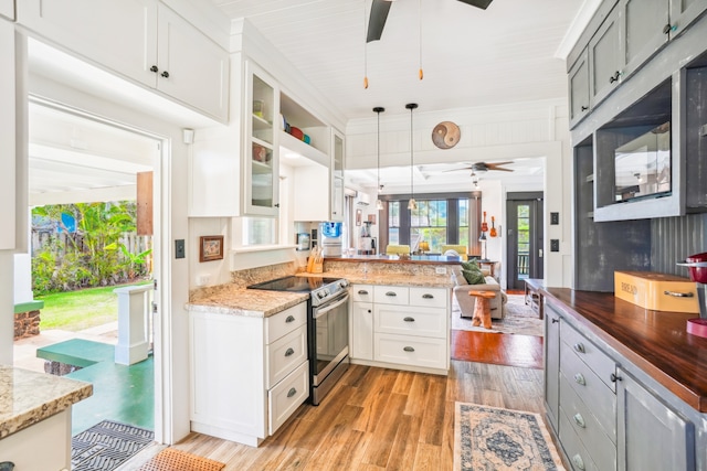 kitchen featuring hanging light fixtures, white cabinetry, electric stove, light wood-type flooring, and gray cabinetry