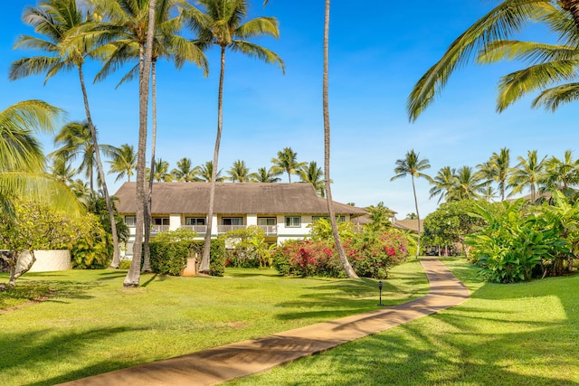 view of front of property featuring a front yard