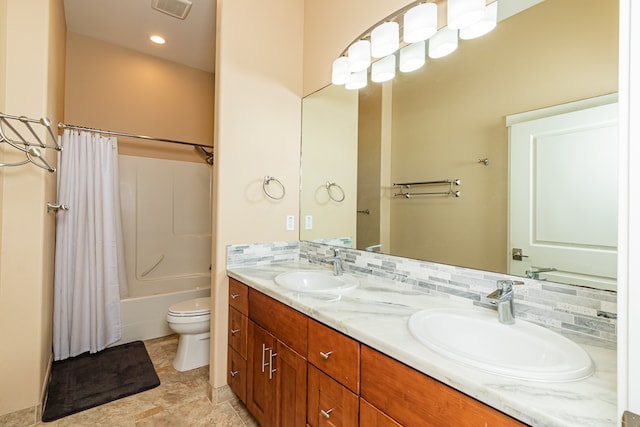 full bathroom with shower / tub combo with curtain, vanity, toilet, and backsplash