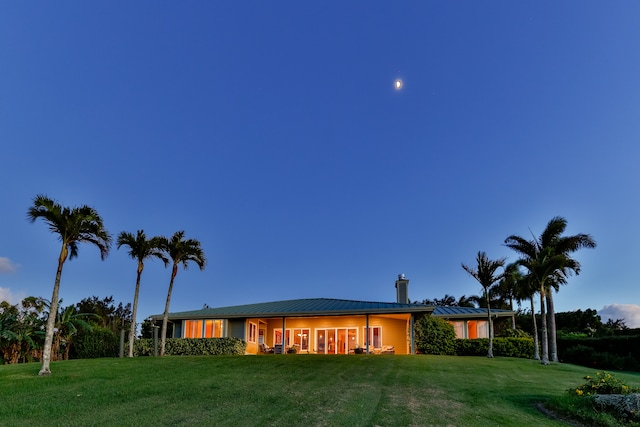 view of front of home featuring a front lawn