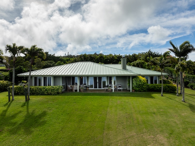 view of front of property featuring a front lawn