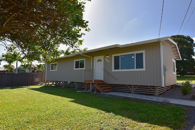 view of front facade featuring a front lawn