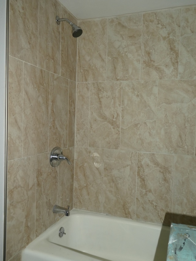 bathroom featuring tiled shower / bath