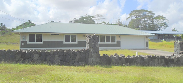 view of front facade with an attached garage, a front lawn, and driveway