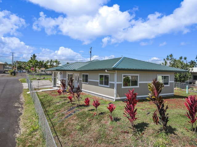 view of front of house with a front lawn