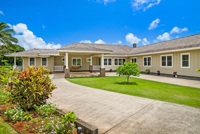 view of front of house featuring a front lawn