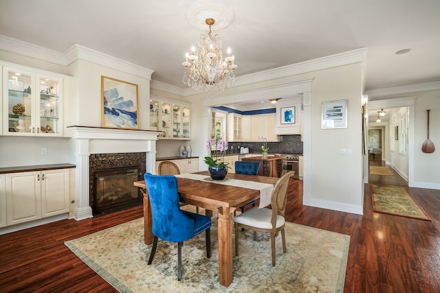 dining room featuring crown molding, dark hardwood / wood-style floors, and a notable chandelier