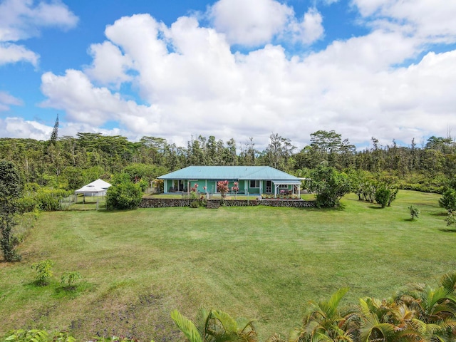 view of front of house featuring a front lawn