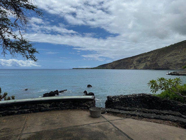 water view with a mountain view