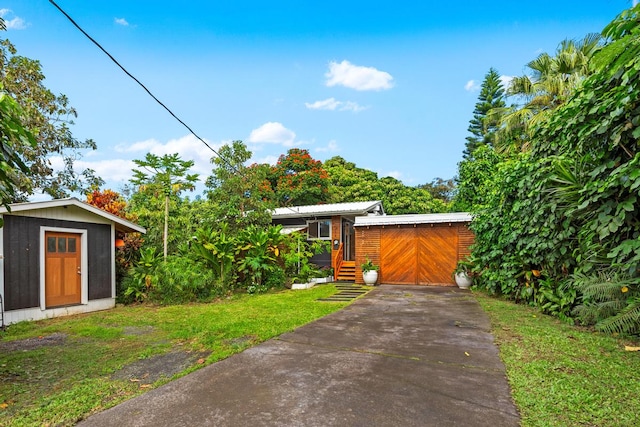 view of yard with a storage shed