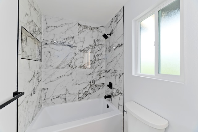 bathroom with tiled shower / bath and toilet