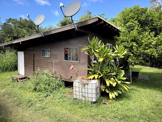 view of side of property featuring a lawn