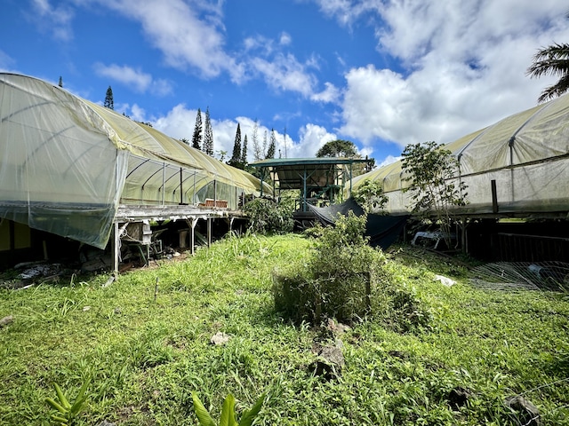 view of yard with an outdoor structure