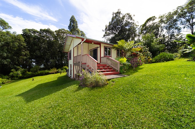 view of front of property featuring a front lawn