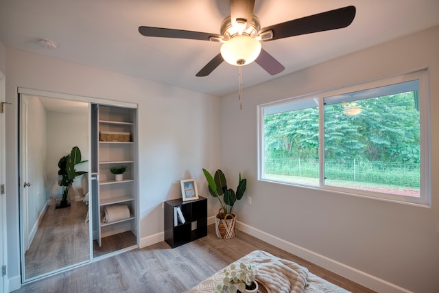 sitting room featuring plenty of natural light, light hardwood / wood-style floors, and ceiling fan