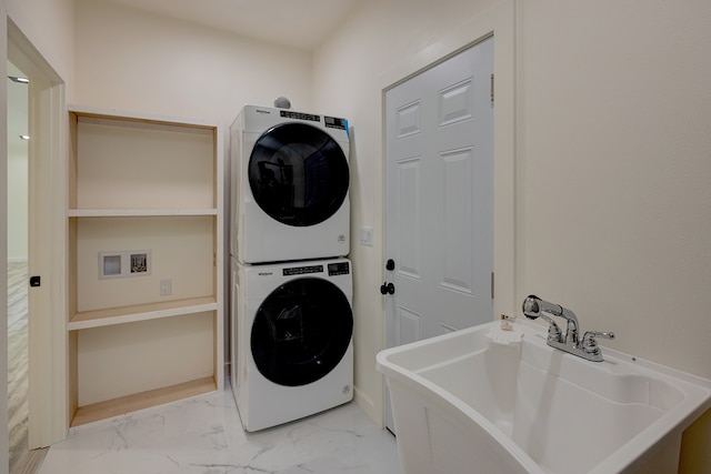 laundry room with sink and stacked washer / drying machine