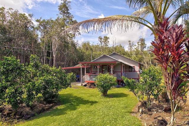 view of front facade featuring covered porch and a front lawn