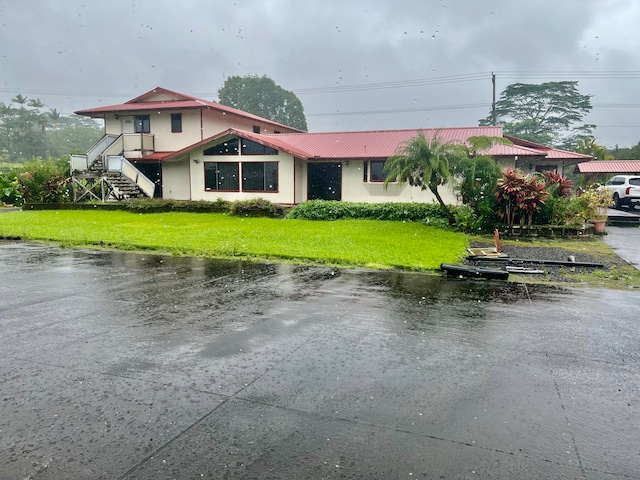 view of front of property with a front lawn