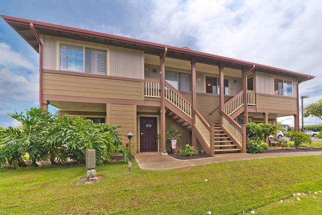 view of front facade featuring a front lawn and covered porch