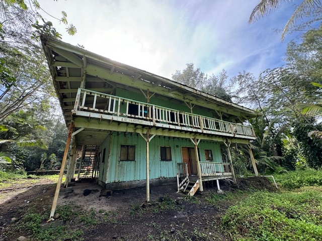 view of front of home featuring a balcony