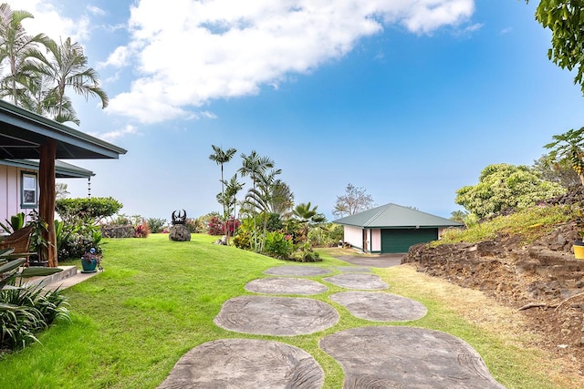 view of yard featuring an outdoor structure and a garage