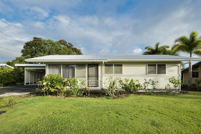 view of front facade featuring a carport and a front lawn