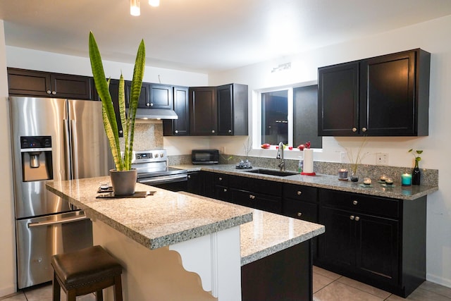 kitchen with a kitchen island, sink, a kitchen bar, and stainless steel appliances