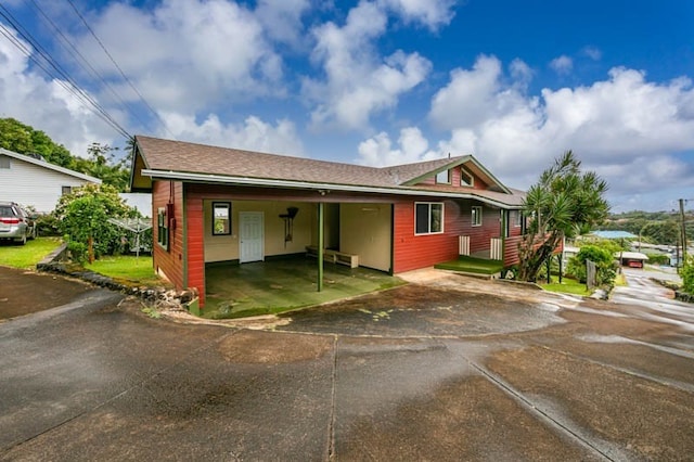 view of front facade featuring a carport