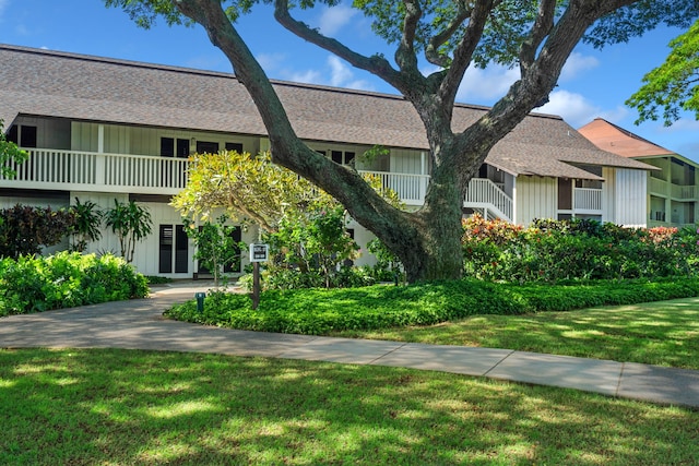 view of front facade with a front yard