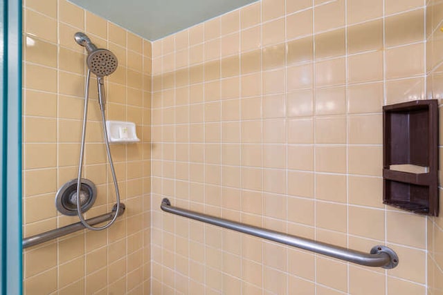 bathroom featuring a tile shower