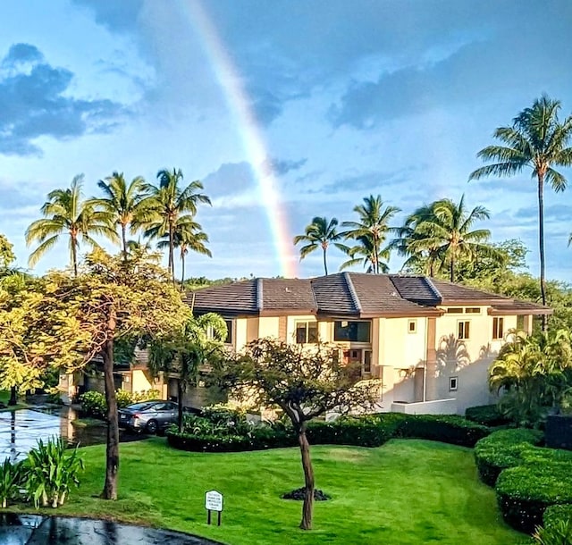 view of front of property featuring a front lawn