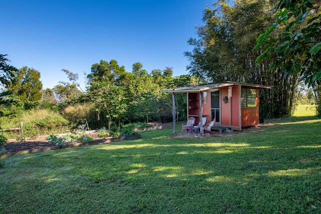 view of yard featuring a shed