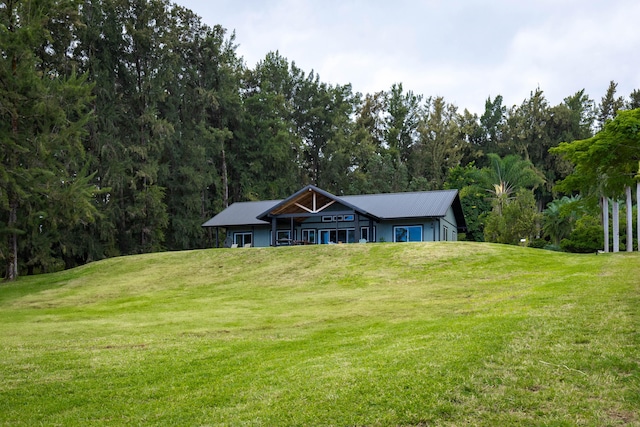 view of front of property featuring a front lawn