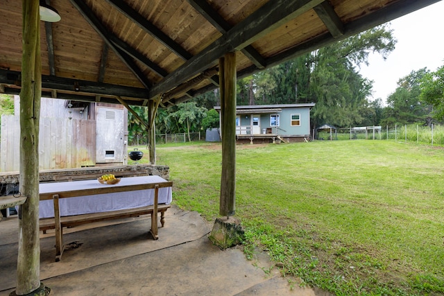 view of yard with an outbuilding