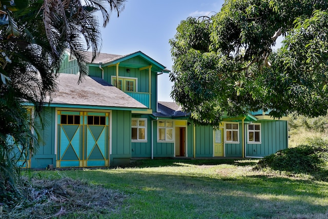 back of house featuring a lawn