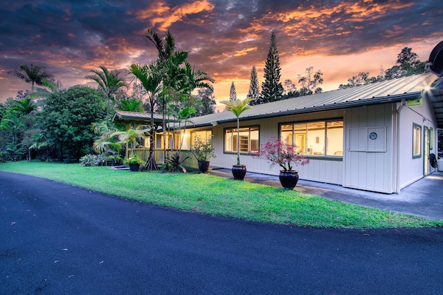 single story home with a lawn