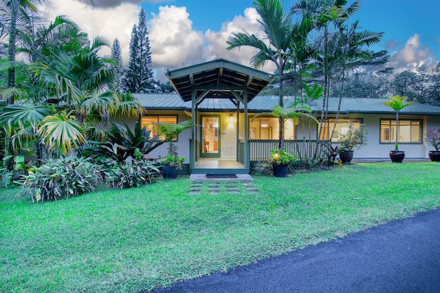 view of front facade featuring a front lawn