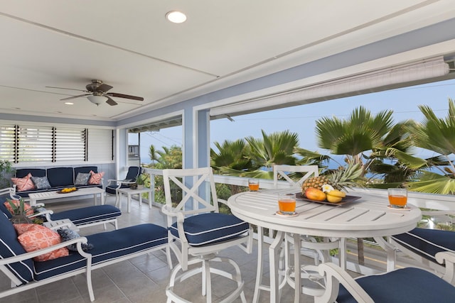 sunroom with ceiling fan