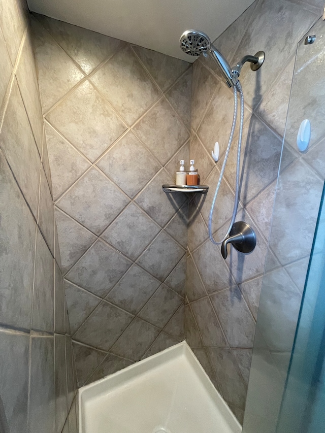 bathroom featuring tiled shower