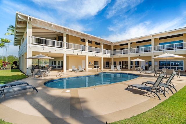 view of swimming pool featuring a patio area